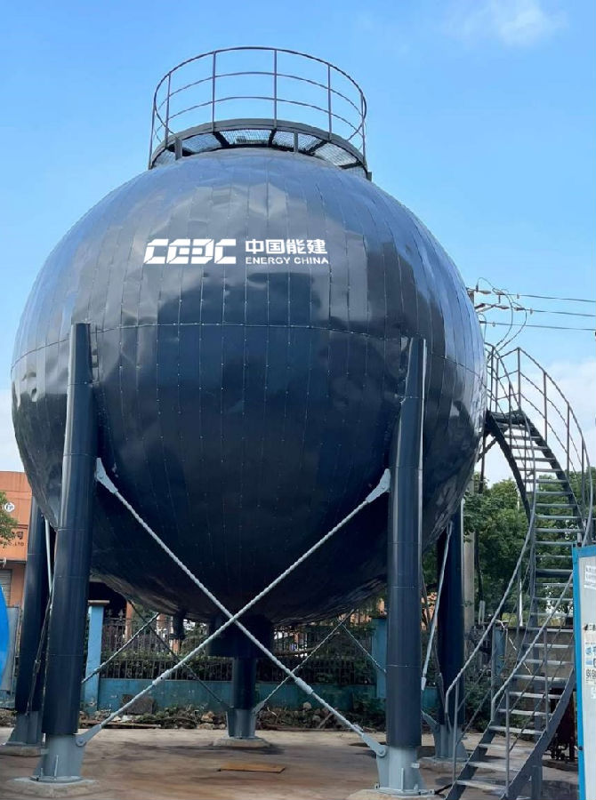 杭州华源前线能源设备有限公司的球罐蓄热储能系统研发平台。（雷相梅 摄）