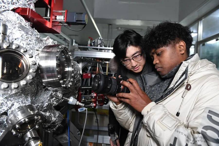 杨远帆和团队成员在实验室工作(朱静 摄) 杨远帆和团队成员在实验室工作(朱静 摄)