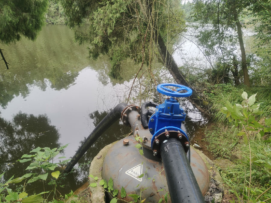 通贤镇重石村提灌站抽水管道。（吴远华 摄）