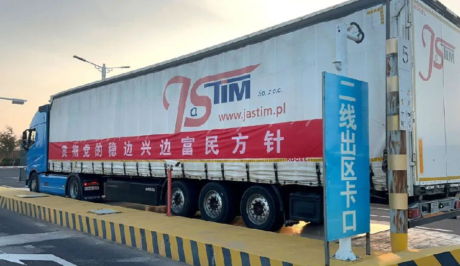 一辆满载干果的集装箱货车顺利驶入阿拉山口边民互市贸易区。（格日乐图 摄）