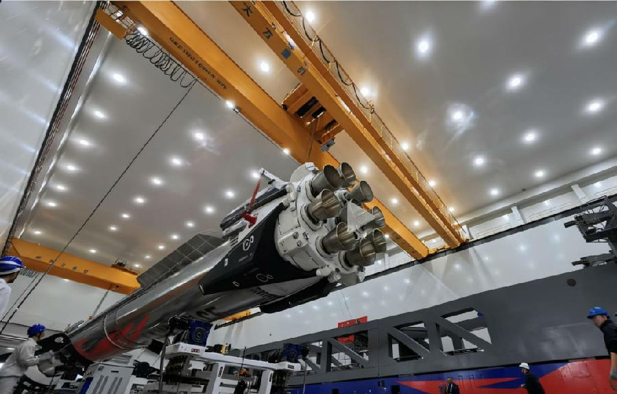 朱雀三号遥一运载火箭箭体主结构搬运现场（王永强 摄）