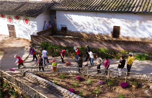 村民打扫村庄环境卫生（李自林 摄）