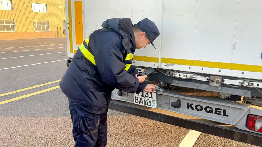 阿拉山口海关关员核对车辆封志（格日乐图 摄）