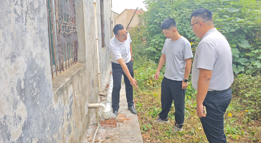 源湖村改造中的农村污水管网（郑鉴峰 摄）