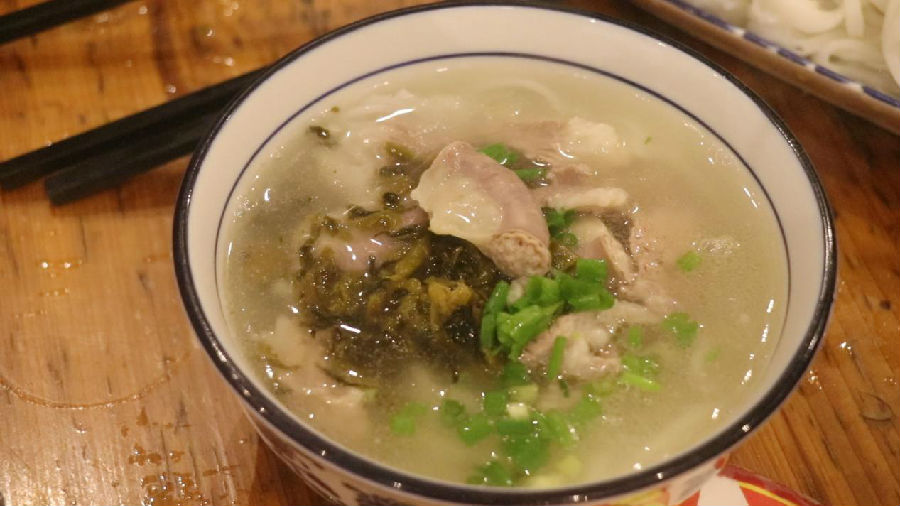 屯昌黑猪肉涮粉（徐世国 摄）