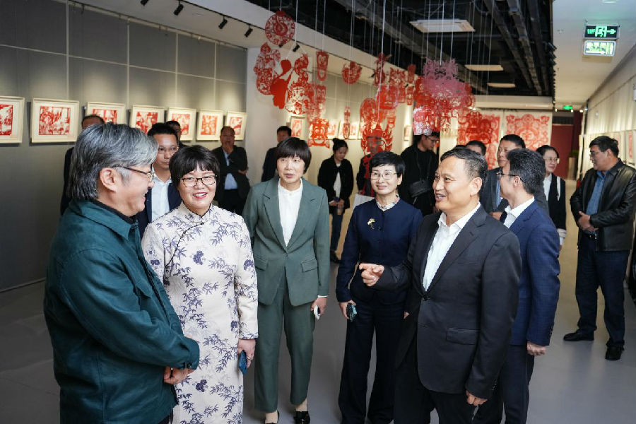 孙洪香剪纸巡展江苏省文化馆首展活动现场（孙荪 摄）