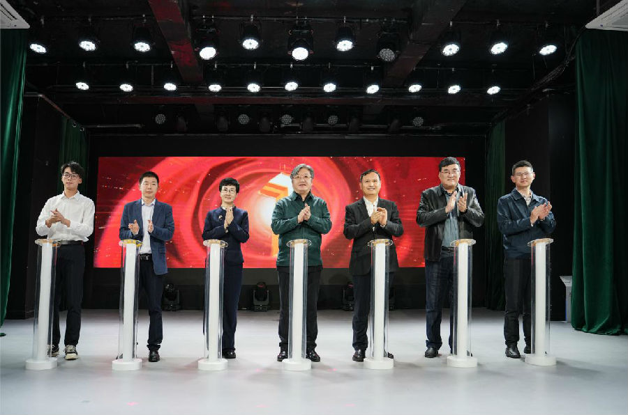 参加活动的领导共同启动“茉莉花开 剪韵西游”孙洪香剪纸艺术巡展（孙荪  摄）