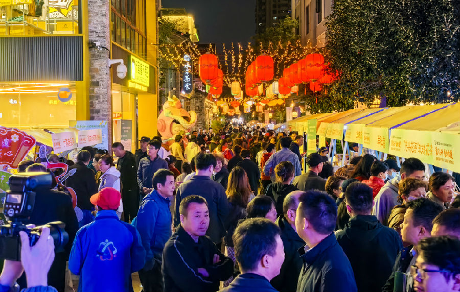 活动现场人山人海热闹非凡（孙荪 摄）