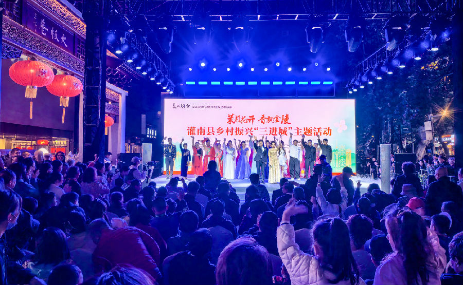 灌南的乡土艺术家为群众送上精彩的文艺演出（孙荪 摄）