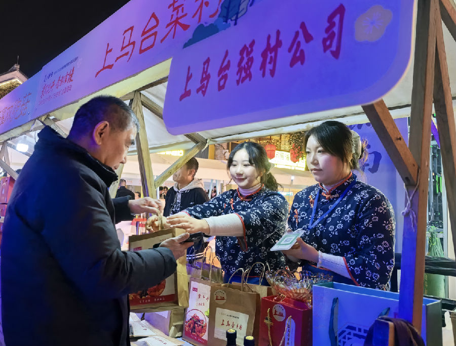 南京市民在活动现场购买灌南特色农产品（孙荪 摄）