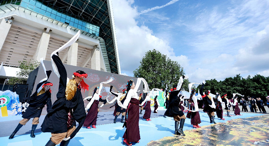 甘孜特色民族歌舞表演（向宾 摄）