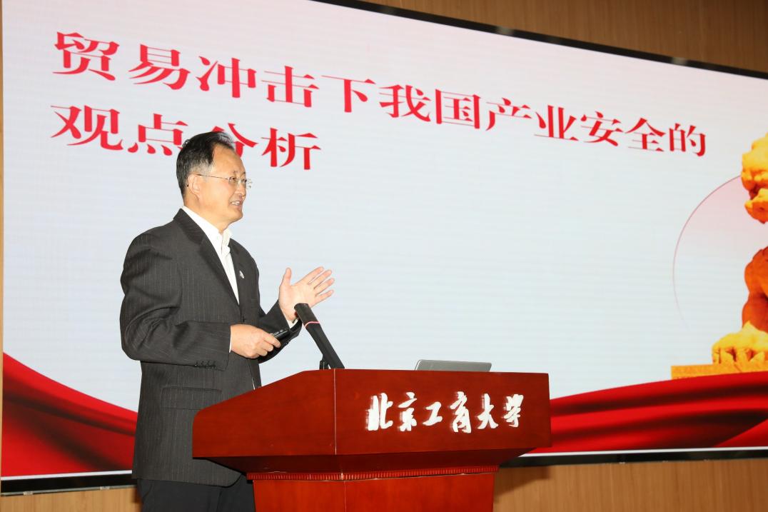 对外经济贸易大学党委书记黄宝印（高云良 摄）