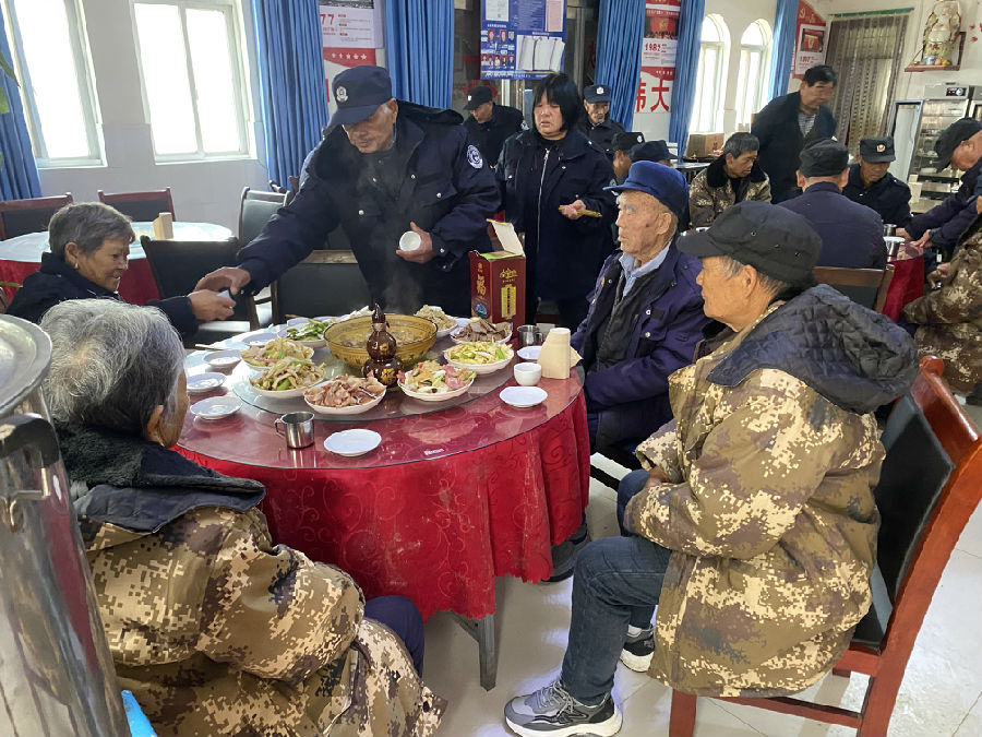 商水县普济养老中心部分老人集体用餐提前欢度“重阳节”（赵永昌 摄）