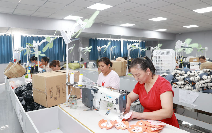 在安徽萌派宠物用品有限公司，工人们正在将各色布料缝制成软萌可爱的宠物毛绒玩具。（吴天元 摄）