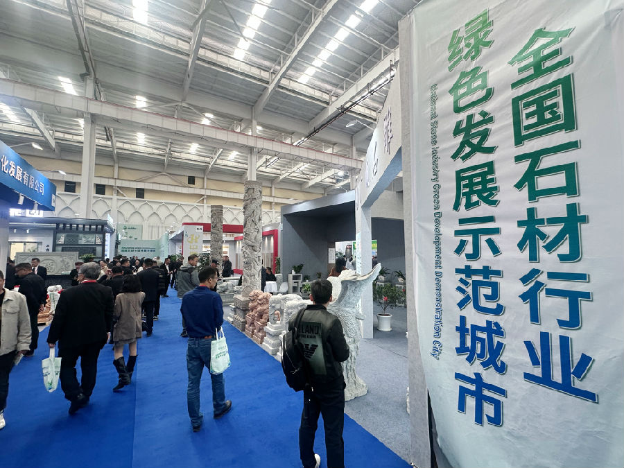 与会代表参观湖北麻城石材加工展览馆（余惠玲 摄）