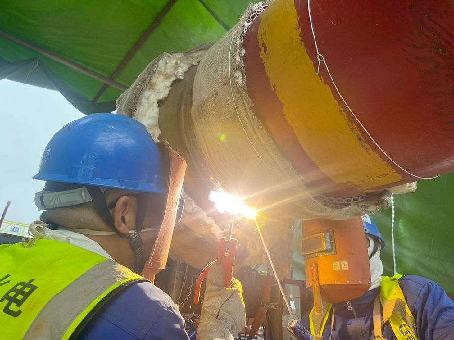 焊工焊接管道 （刘宏伟 摄）