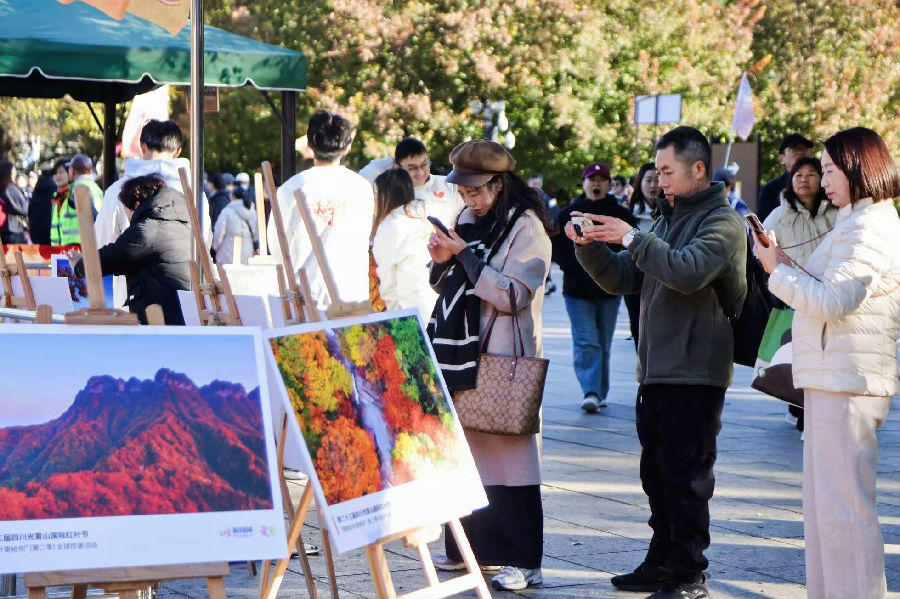 巴中光雾山红叶美景吸引游客驻足 （南璇 摄）
