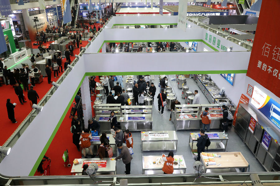 第二十届中国（博兴）国际厨具博览会上游客正在参观琳琅满目的厨具商品。（陈彬 摄）