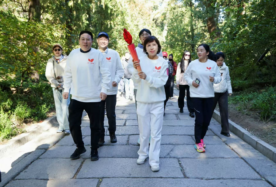 巴中光雾山“红叶火炬”在北京香山公园内传递（南璇 摄）