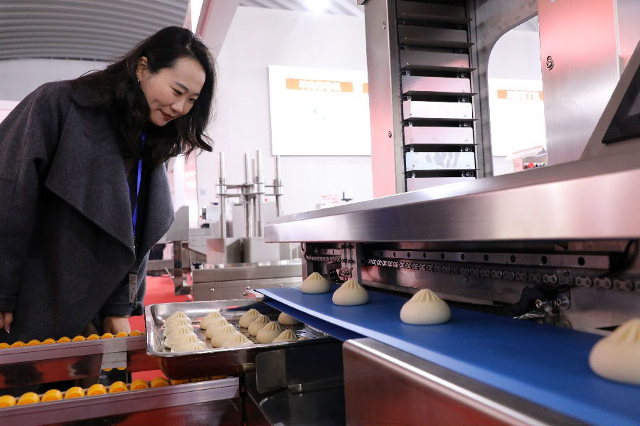 第二十届中国（博兴）国际厨具博览会上游客正在参观琳琅满目的厨具商品。（陈彬 摄）