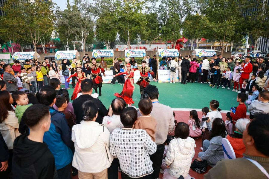 观众在活动现场看维吾尔族舞蹈表演（牛晨增 摄）