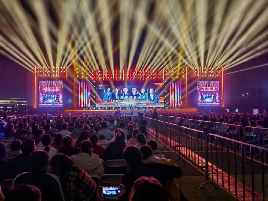 10月26日晚，沙雅胡杨音乐会在雁鸣湖公园接续开唱。（张鸿 摄）