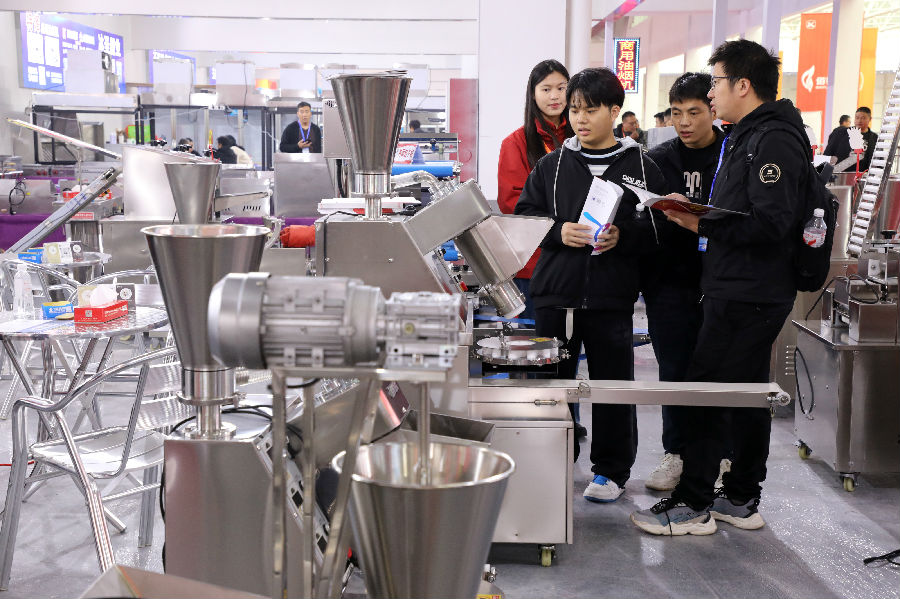 第二十届中国（博兴）国际厨具博览会上游客正在参观琳琅满目的厨具商品。（陈彬 摄）