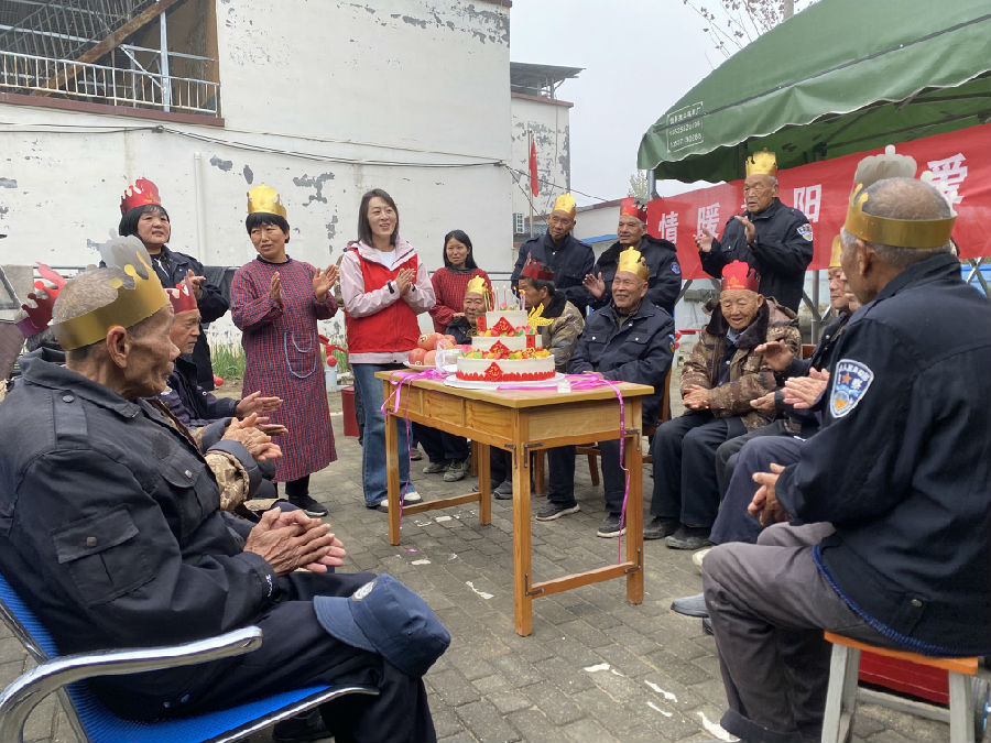 商水县爱心商家、阳光社工、护工给老人过集体生日（赵永昌 摄）