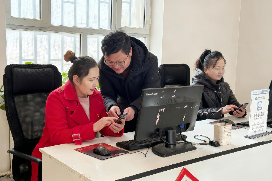 温宿县党员干部在给村民兑换积分奖励（刘雅洁 摄）