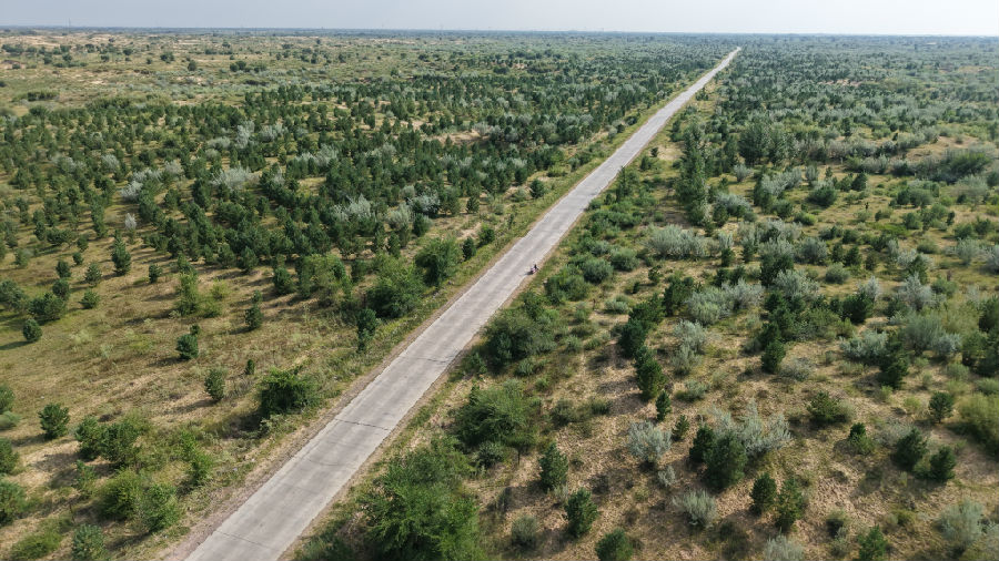 穿沙公路（孟来 摄）