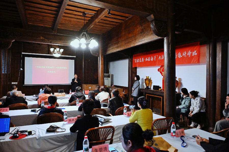 中国摄影家协会副主席王琛给学员开班授课（陈志斌 摄）