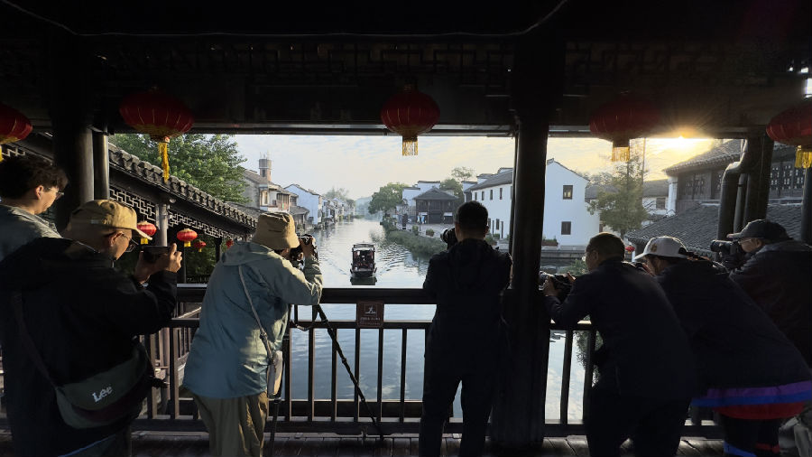 学员们在南浔古镇采风（陈志斌 摄）