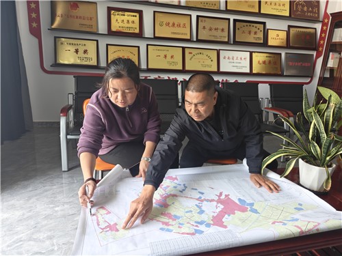 张泗营村干部正在研究设计方案（庄诗韵 摄）