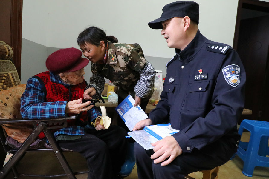 10月23日，黄沙腰派出所民警上门送证（胡昌清 摄）