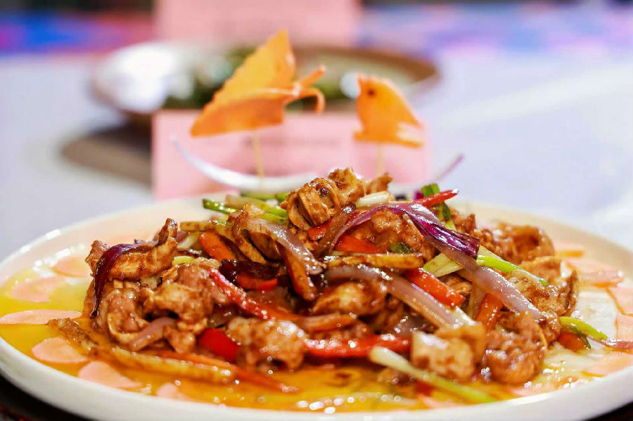 现场展示爆炒生料（朱柳蓉 摄）