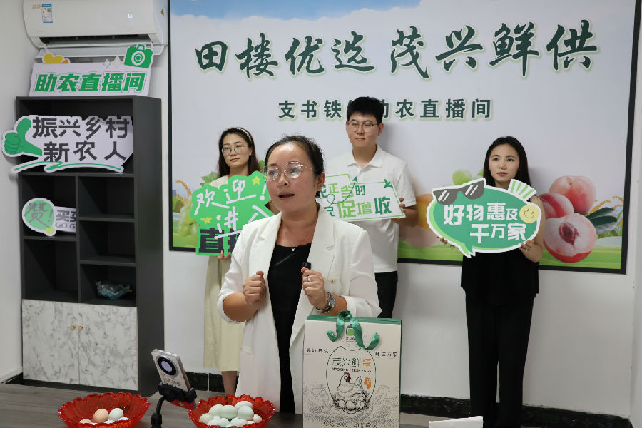 田楼镇茂兴村党支部书记刘开焕（“90后支书小胡”）正在直播助销农产品（王华 摄）