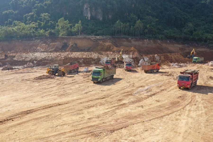 广西佳山新材料有限公司年产30万吨钙基新材料项目的建设现场航拍图。(向国华 摄) 广西佳山新材料有限公司年产30万吨钙基新材料项目的建设现场航拍图。(向国华 摄)