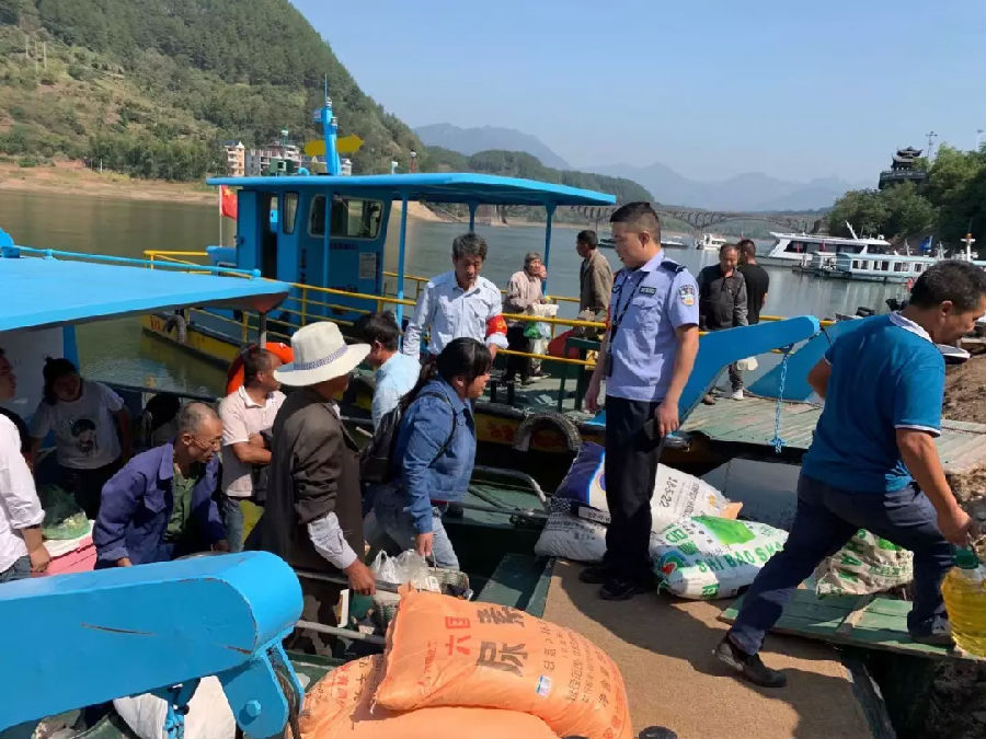 湖山船老大警务室民（辅）警库区走访（叶茂 摄）