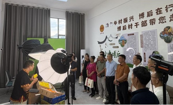 博后村工会助农直播间启用（张震宇 摄）