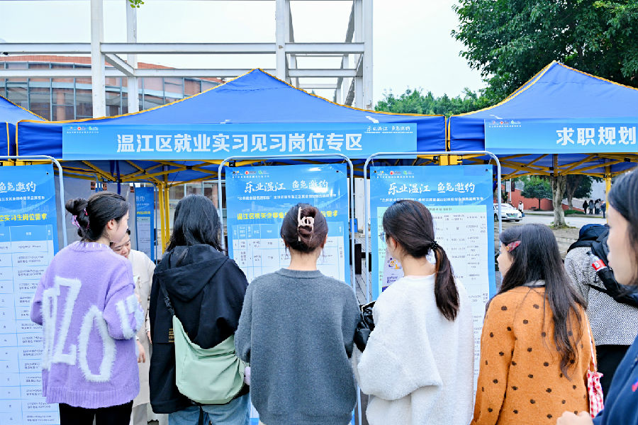 招聘现场（戚原 摄）