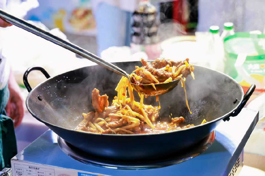现场展示爆炒生料（朱柳蓉 摄）