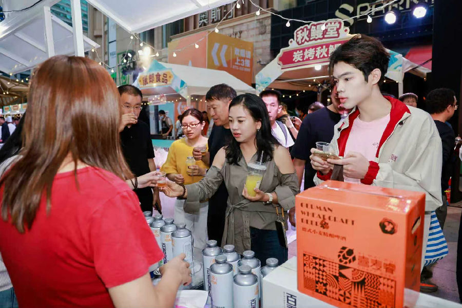 市民试饮特色饮品（朱柳蓉 摄）