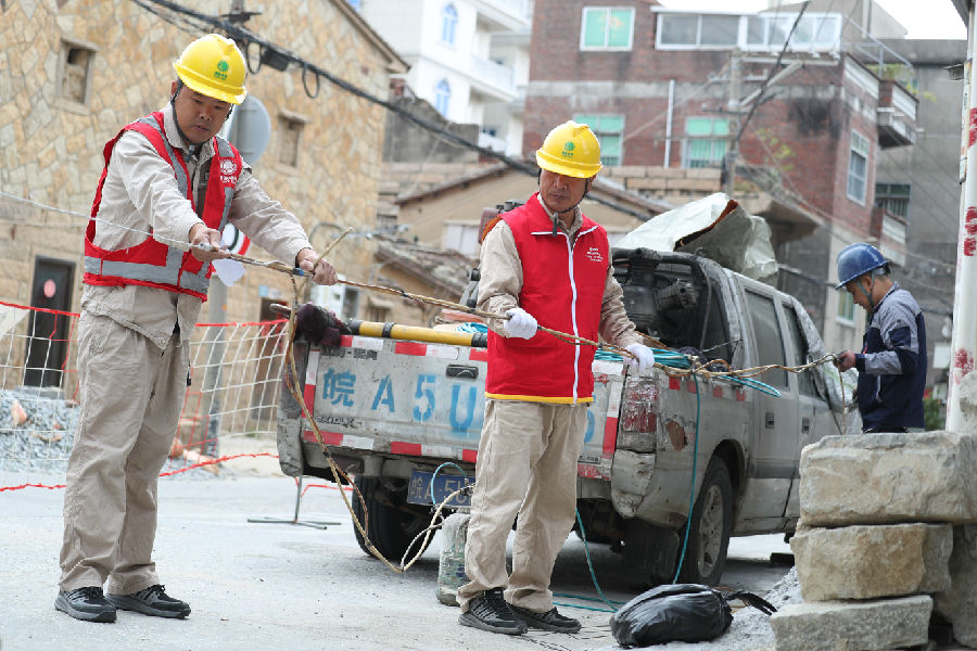10月28日,国网莆田供电公司应用新型“纳米超双疏防腐绝缘涂料”,对莆田秀屿东峤镇许厝1号配电变压器电缆进行喷涂,进一步增强电缆绝缘性能 (朱清霞 摄) 10月28日,国网莆田供电公司应用新型“纳米超双疏防腐绝缘涂料”,对莆田秀屿东峤镇许厝1号配电变压器电缆进行喷涂,进一步增强电缆绝缘性能 (朱清霞 摄)
