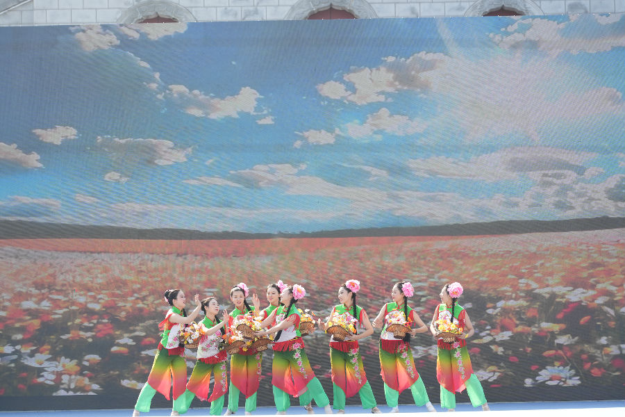 精彩的文艺演出（陈楠 摄）