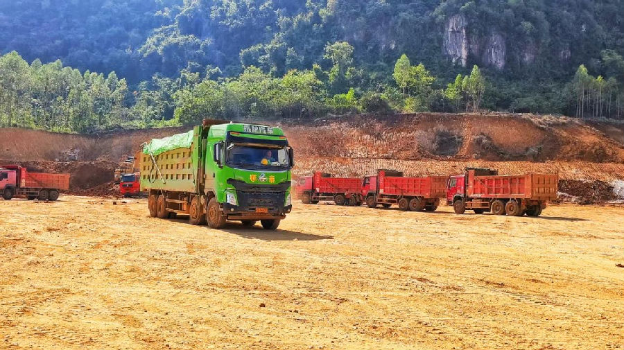 广西佳山新材料有限公司项目的建设现场,满载土方的重型卡车有序往返。(向国华 摄) 广西佳山新材料有限公司项目的建设现场,满载土方的重型卡车有序往返。(向国华 摄)