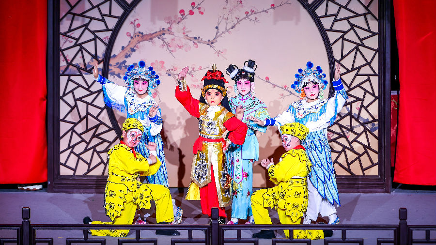 “昆曲小镇 大雅巴城”2025昆山巴城·重阳曲会活动现场(周敏杰 摄) “昆曲小镇 大雅巴城”2025昆山巴城·重阳曲会活动现场(周敏杰 摄)