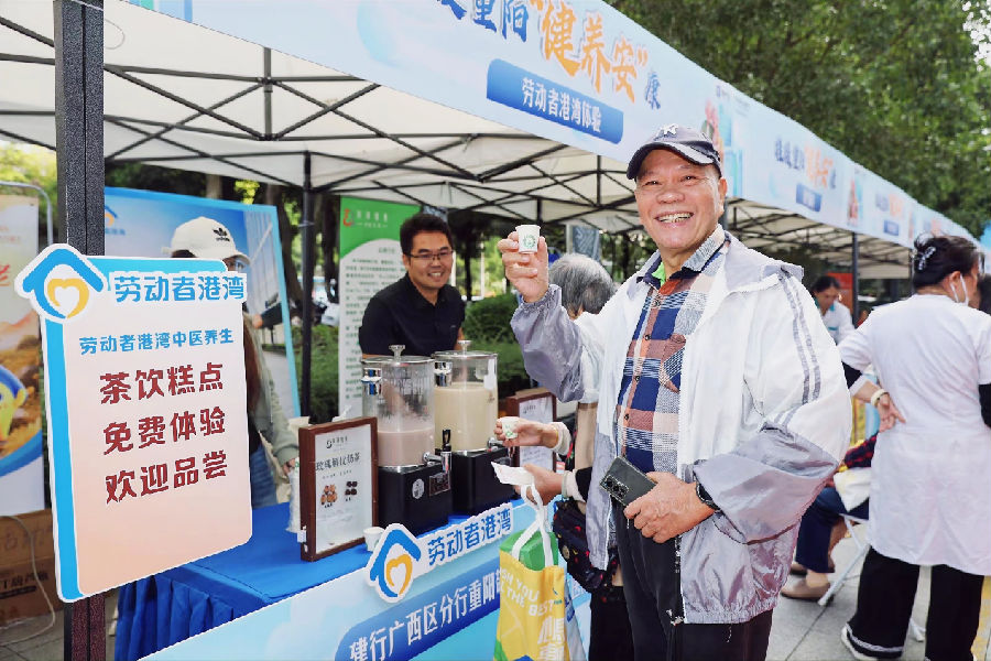 老年群众现场体验建行暖心服务 (罗勇 摄) 老年群众现场体验建行暖心服务 (罗勇 摄)