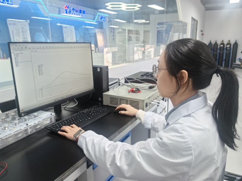 中科热仪的工作人员监测样品热量变化情况（曹芹 摄）