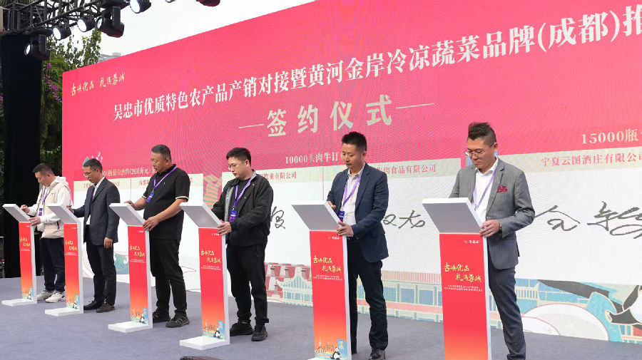 现场签约（李佳林 摄）