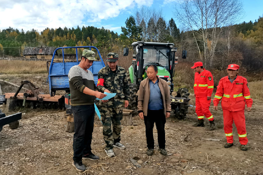 塔河林业局组织人员深入林农交错地带普及森林防火常识。（段明琦 摄）